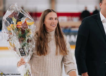 Angelica Moser, C.G Photographie, Club National League, Colin Girard, HC Ajoie, HCA, HCAjoie, Hockey Club Ajoie, LHC, Lausanne HC, NL, National League, Porrentruy, RAIFFEISEN ARENA, Saison 2023-24, hockey, patinoire, remise de prix