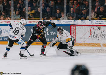 38 Asselin Guillaume, C.G Photographie, Club National League, Colin Girard, HC Ajoie, HC Fribourg Gottéron, HCA, HCAjoie, HCFG, Hockey Club Ajoie, Joueurs NL, NL, National League, Porrentruy, RAIFFEISEN ARENA, Saison 2023-24, hockey, occasion manquée, patinoire