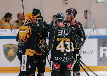 4 Hazen Jonathan, But, C.G Photographie, Club National League, Colin Girard, HC Ajoie, HC Fribourg Gottéron, HCA, HCAjoie, HCFG, Hockey Club Ajoie, Joueurs NL, NL, National League, Porrentruy, Postfinance Topscorer, RAIFFEISEN ARENA, Saison 2023-24, célébration, hockey, patinoire