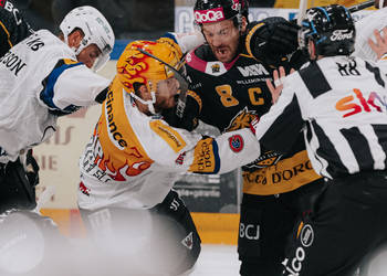 8 Devos Philip-Michaël, C.G Photographie, Club National League, Colin Girard, HC Ajoie, HC Fribourg Gottéron, HCA, HCAjoie, HCFG, Hockey Club Ajoie, Joueurs NL, NL, National League, Porrentruy, RAIFFEISEN ARENA, Saison 2023-24, bagarre, hockey, patinoire