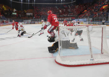 Yannick-Lennart Albrecht (SCRJ) gegen Torhueter Tim Wolf (Ajoie) im Spiel der National League zwischen den SC Rapperswil-Jona Lakers und den HC Ajoie, am Samstag, 30. September 2023, in der St. Galler Kantonalbank Arena Rapperswil-Jona. (Thomas Oswald)