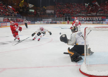 Inaki Baragano (SCRJ) gegen Daniel Audette und Torhueter Tim Wolf (Ajoie) im Spiel der National League zwischen den SC Rapperswil-Jona Lakers und den HC Ajoie, am Samstag, 30. September 2023, in der St. Galler Kantonalbank Arena Rapperswil-Jona. (Thomas Oswald)