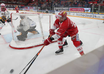 Nico Duenner (SCRJ) gegen T.J. Brennan, Valentin Pilet und Torhueter Tim Wolf (Ajoie) im Spiel der National League zwischen den SC Rapperswil-Jona Lakers und den HC Ajoie, am Samstag, 30. September 2023, in der St. Galler Kantonalbank Arena Rapperswil-Jona. (Thomas Oswald)