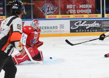 Torhueter Melvin Nyffeler (SCRJ) gegen Giullaume Asselin (Ajoie) im Spiel der National League zwischen den SC Rapperswil-Jona Lakers und den HC Ajoie, am Samstag, 30. September 2023, in der St. Galler Kantonalbank Arena Rapperswil-Jona. (Thomas Oswald)