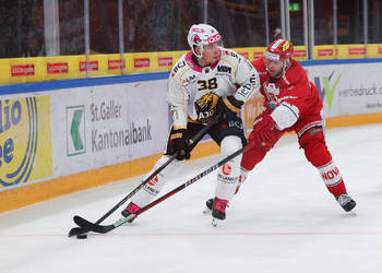 Inaki Baragano (SCRJ) gegen Giullaume Asselin (Ajoie) im Spiel der National League zwischen den SC Rapperswil-Jona Lakers und den HC Ajoie, am Samstag, 30. September 2023, in der St. Galler Kantonalbank Arena Rapperswil-Jona. (Thomas Oswald)