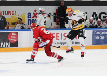 Nathan Vouardoux (SCRJ) gegen Jonathan Hazen (Ajoie) im Spiel der National League zwischen den SC Rapperswil-Jona Lakers und den HC Ajoie, am Samstag, 30. September 2023, in der St. Galler Kantonalbank Arena Rapperswil-Jona. (Thomas Oswald)