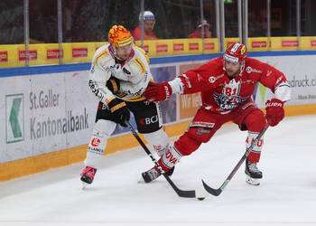 Inaki Baragano (SCRJ) gegen Jonathan Hazen (Ajoie) im Spiel der National League zwischen den SC Rapperswil-Jona Lakers und den HC Ajoie, am Samstag, 30. September 2023, in der St. Galler Kantonalbank Arena Rapperswil-Jona. (Thomas Oswald)