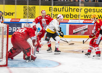 Ein Ajoier beschäftigt die Lakers Abwehr im Meisterschaftsspiel der National League zwischen den SC Rapperswil-Jona Lakers und dem HC Ajoie am Samstag, 30.September 2023, in der St. Galler Kantonalbank Arena Rapperswil-Jona. (Fritz Leuzinger)