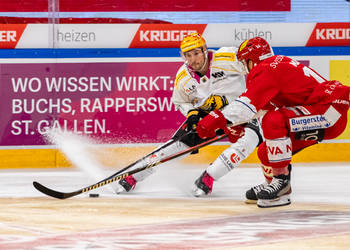 Fabian Maier (SCRJ) gegen Topscorer Jonathan Hazen (HCA) im Meisterschaftsspiel der National League zwischen den SC Rapperswil-Jona Lakers und dem HC Ajoie am Samstag, 30.September 2023, in der St. Galler Kantonalbank Arena Rapperswil-Jona. (Fritz Leuzinger)