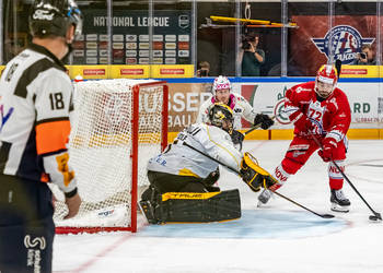 Gian-Marco Wetter (SCRJ) gegen Tim Wolf (HCA) im Meisterschaftsspiel der National League zwischen den SC Rapperswil-Jona Lakers und dem HC Ajoie am Samstag, 30.September 2023, in der St. Galler Kantonalbank Arena Rapperswil-Jona. (Fritz Leuzinger)