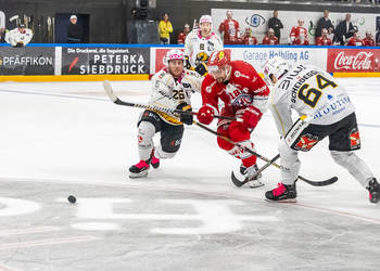 Jeremy Wick (SCRJ) gegen Kevin Fey, Joel Scheidegger (HCA) im Meisterschaftsspiel der National League zwischen den SC Rapperswil-Jona Lakers und dem HC Ajoie am Samstag, 30.September 2023, in der St. Galler Kantonalbank Arena Rapperswil-Jona. (Fritz Leuzinger)