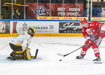 Jeremy Wick (SCRJ) gegen Tim Wolf (HCA) im Meisterschaftsspiel der National League zwischen den SC Rapperswil-Jona Lakers und dem HC Ajoie am Samstag, 30.September 2023, in der St. Galler Kantonalbank Arena Rapperswil-Jona. (Fritz Leuzinger)