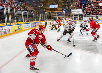 Roman Cervenka (SCRJ) gegen Thomas Thiry (HCA) im Meisterschaftsspiel der National League zwischen den SC Rapperswil-Jona Lakers und dem HC Ajoie am Samstag, 30.September 2023, in der St. Galler Kantonalbank Arena Rapperswil-Jona. (Fritz Leuzinger)