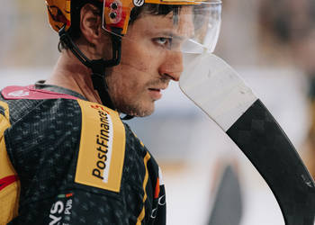 4 Hazen Jonathan, C.G Photographie, Club National League, Colin Girard, HC Ajoie, HCA, HCAjoie, Hockey Club Ajoie, Joueurs NL, NL, National League, Porrentruy, Postfinance Topscorer, RAIFFEISEN ARENA, SC Bern, Saison 2023-24, betisier, grimace, hockey, patinoire
