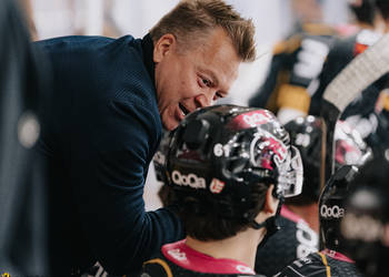 C.G Photographie, Club National League, Colin Girard, HC Ajoie, HCA, HCAjoie, Hockey Club Ajoie, NL, National League, Nummelin Petteri Assist. Coach, Porrentruy, RAIFFEISEN ARENA, SC Bern, Saison 2023-24, Staff, banc joueur, complicité, hockey, patinoire