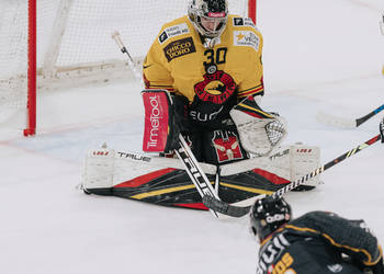 8 Devos Philip-Michaël, C.G Photographie, Club National League, Colin Girard, HC Ajoie, HCA, HCAjoie, Hockey Club Ajoie, Joueurs NL, NL, National League, Porrentruy, RAIFFEISEN ARENA, SC Bern, Saison 2023-24, hockey, occasion manquée, patinoire