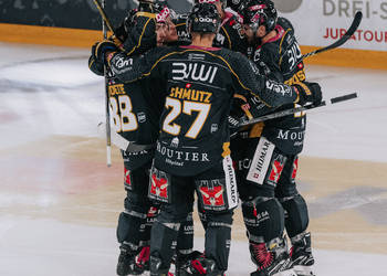 26 Fey Kevin, 27 Schmutz Reto, But, C.G Photographie, Club National League, Colin Girard, Groupe, HC Ajoie, HCA, HCAjoie, Hockey Club Ajoie, Joueurs NL, NL, National League, Porrentruy, RAIFFEISEN ARENA, SC Bern, Saison 2023-24, célébration, hockey, patinoire