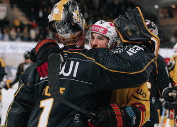 1 Wolf Tim, C.G Photographie, Club National League, Colin Girard, Gardien, HC Ajoie, HCA, HCAjoie, Hockey Club Ajoie, Joueurs NL, NL, National League, Porrentruy, RAIFFEISEN ARENA, SC Bern, Saison 2023-24, complicité, hockey, patinoire