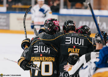 4 Hazen Jonathan, But, C.G Photographie, Club National League, Colin Girard, Groupe, HC Ajoie, HCA, HCAjoie, Hockey Club Ajoie, Joueurs NL, NL, National League, Porrentruy, RAIFFEISEN ARENA, Saison 2023-24, célébration, hockey, patinoire