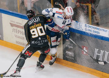 90 Fischer Jannik, C.G Photographie, Club National League, Colin Girard, HC Ajoie, HCA, HCAjoie, Hockey Club Ajoie, NL, National League, Porrentruy, RAIFFEISEN ARENA, Saison 2023-24, charge à la bande, faute, hockey, patinoire