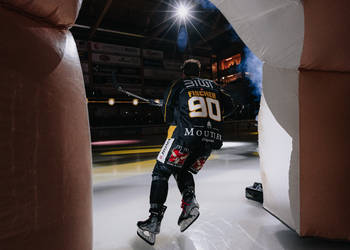 90 Fischer Jannik, C.G Photographie, Club National League, Colin Girard, HC Ajoie, HCA, HCAjoie, Hockey Club Ajoie, Loutre, NL, National League, Porrentruy, RAIFFEISEN ARENA, Saison 2023-24, entrée joueurs, hockey, patinoire