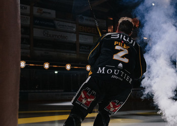 64 Scheidegger Joel, 90 Fischer Jannik, C.G Photographie, Club National League, Colin Girard, Fin de match, HC Ajoie, HC Davos, HCA, HCAjoie, Hockey Club Ajoie, NL, National League, Porrentruy, RAIFFEISEN ARENA, Saison 2023-24, hockey, patinoire