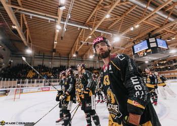 43 Brennan Terrence James, C.G Photographie, Colin Girard, Fin de match, HC Fribourg Gottéron, HCA, HCAjoie, HCFG, Hockey Club Ajoie, Joueurs NL, NL, National League, Porrentruy, RAIFFEISEN ARENA, Saison 2023-24, hockey