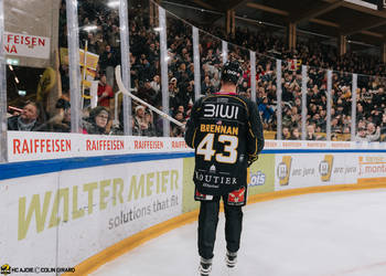 43 Brennan Terrence James, C.G Photographie, Colin Girard, Fin de match, HC Fribourg Gottéron, HCA, HCAjoie, HCFG, Hockey Club Ajoie, Joueurs NL, NL, National League, Porrentruy, RAIFFEISEN ARENA, Saison 2023-24, hockey