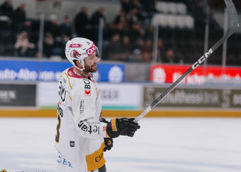 8 Devos Philip-Michaël, C.G Photographie, Colin Girard, Extérieur, HCA, HCAjoie, Hockey Club Ajoie, Joueurs NL, Saison 2023-24, Swiss Life Arena, ZSC Lions, Zurich, sourire