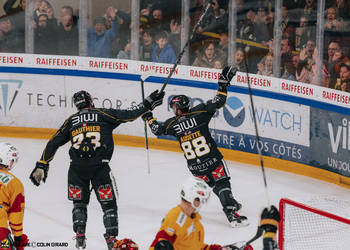 23 Gauthier Frédérik, 88 Audette Daniel, But, C.G Photographie, Colin Girard, HCA, HCAjoie, Hockey Club Ajoie, NL, National League, Porrentruy, RAIFFEISEN ARENA, SCL Tigers, SCLangnau Tigers, Saison 2023-24, célébration, hockey