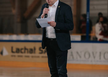 C.G Photographie, Colin Girard, HCA, HCAjoie, Hockey Club Ajoie, Kimmo Bellmann, Monté du maillot Jordane Hauert, NL, National League, Porrentruy, RAIFFEISEN ARENA, Saison 2023-24, avant match, cérémonie, hockey