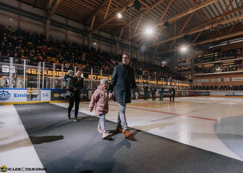93 Hauert Jordane, C.G Photographie, Colin Girard, HCA, HCAjoie, Hockey Club Ajoie, Joueurs 1ERE, Monté du maillot Jordane Hauert, NL, National League, Porrentruy, RAIFFEISEN ARENA, Saison 2023-24, avant match, cérémonie, hockey