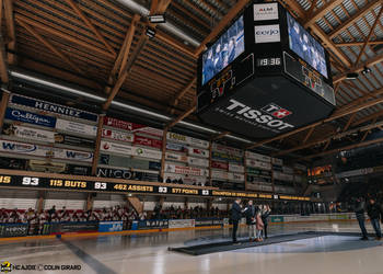 C.G Photographie, Colin Girard, HCA, HCAjoie, Hockey Club Ajoie, Monté du maillot Jordane Hauert, NL, National League, Porrentruy, RAIFFEISEN ARENA, Saison 2023-24, avant match, cérémonie, hockey, intérieur patinoire