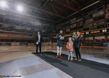 C.G Photographie, Colin Girard, HCA, HCAjoie, Hockey Club Ajoie, Monté du maillot Jordane Hauert, NL, National League, Porrentruy, RAIFFEISEN ARENA, Saison 2023-24, avant match, cérémonie, discours, hockey, intérieur patinoire