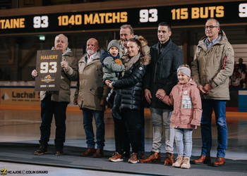 C.G Photographie, Colin Girard, HCA, HCAjoie, Hockey Club Ajoie, Monté du maillot Jordane Hauert, NL, National League, Porrentruy, RAIFFEISEN ARENA, Saison 2023-24, avant match, comité, cérémonie, famille Hauert, hockey