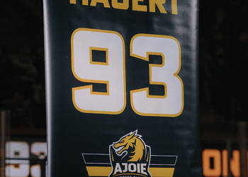 C.G Photographie, Colin Girard, HCA, HCAjoie, Hockey Club Ajoie, Monté du maillot Jordane Hauert, NL, National League, Porrentruy, RAIFFEISEN ARENA, Saison 2023-24, avant match, cérémonie, hockey