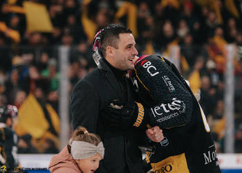 93 Hauert Jordane, C.G Photographie, Colin Girard, HCA, HCAjoie, Hockey Club Ajoie, Joueurs 1ERE, Monté du maillot Jordane Hauert, NL, National League, Porrentruy, RAIFFEISEN ARENA, Saison 2023-24, avant match, cérémonie, hockey