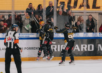 38 Asselin Guillaume, 88 Audette Daniel, 96 Timashov Dmytro, But, C.G Photographie, Colin Girard, Groupe, HCA, HCAjoie, Hockey Club Ajoie, Joueurs NL, NL, National League, Porrentruy, Postfinance Topscorer, RAIFFEISEN ARENA, SC Rapperswil Jona-Lakers, SCRJL, Saison 2023-24, célébration, hockey