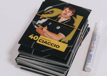 C.G Photographie, Carte d'autographe, Colin Girard, HCA, HCAjoie, Hockey Club Ajoie, NL, National League, Nouveau bâtiment, Porrentruy, RAIFFEISEN ARENA, Saison 2023-24, hockey, séance d'autographe