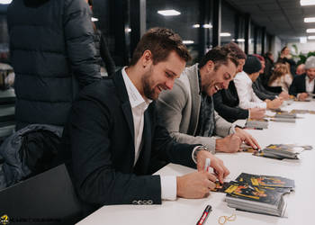 1 Wolf Tim, C.G Photographie, Colin Girard, Gardien, HCA, HCAjoie, Hockey Club Ajoie, Joueurs NL, NL, National League, Nouveau bâtiment, Porrentruy, RAIFFEISEN ARENA, Saison 2023-24, hockey, séance d'autographe