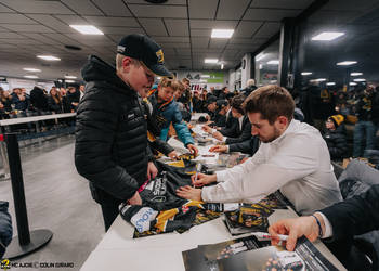 12 Frossard Thibault, C.G Photographie, Colin Girard, HCA, HCAjoie, Hockey Club Ajoie, Joueurs NL, NL, National League, Nouveau bâtiment, Porrentruy, RAIFFEISEN ARENA, Saison 2023-24, hockey, séance d'autographe