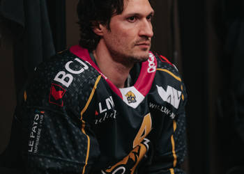 4 Hazen Jonathan, C.G Photographie, Colin Girard, HCA, HCAjoie, Hockey Club Ajoie, Joueurs NL, NL, National League, Porrentruy, RAIFFEISEN ARENA, Saison 2023-24, Vestiaire, concentration, hockey