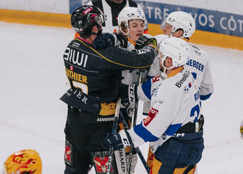 23 Gauthier Frédérik, C.G Photographie, Colin Girard, EVZ, EVZoug, EVZug, HCA, HCAjoie, Hockey Club Ajoie, NL, National League, Porrentruy, RAIFFEISEN ARENA, Saison 2023-24, bagarre, hockey