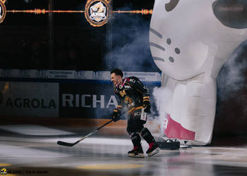 64 Scheidegger Joel, C.G Photographie, Colin Girard, HCA, HCAjoie, Hockey Club Ajoie, Loutre, NL, National League, Porrentruy, RAIFFEISEN ARENA, Saison 2023-24, entrée joueurs, hockey, sourire