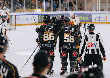 58_Jesse Zgraggen, But, C.G Photographie, Colin Girard, HCA, HCAjoie, Hockey Club Ajoie, NL, National League, Porrentruy, RAIFFEISEN ARENA, Saison 2023-24, célébration, hockey