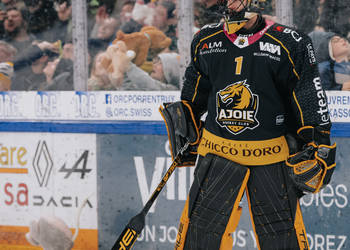 1 Wolf Tim, C.G Photographie, Colin Girard, Gardien, HCA, HCAjoie, Hockey Club Ajoie, Joueurs NL, Match de charité, NL, National League, Porrentruy, RAIFFEISEN ARENA, Saison 2023-24, hockey, lancer de peluches