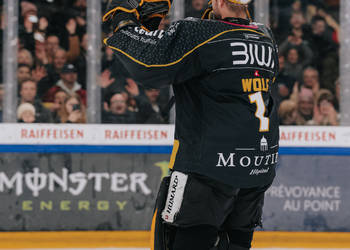 1 Wolf Tim, C.G Photographie, Colin Girard, Fin de match, Gardien, HCA, HCAjoie, Hockey Club Ajoie, Joueurs NL, Match de charité, NL, National League, Porrentruy, RAIFFEISEN ARENA, Saison 2023-24, hockey