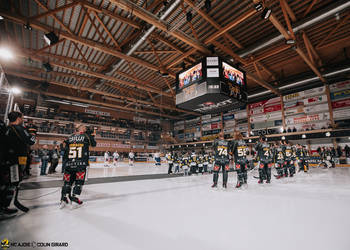 C.G Photographie, Colin Girard, HCA, HCAjoie, Hockey Club Ajoie, Levé de Maillot - Steven Barras, NL, National League, Porrentruy, RAIFFEISEN ARENA, Saison 2023-24, avant match, cérémonie, hockey, intérieur patinoire