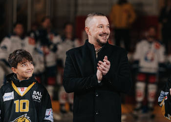 C.G Photographie, Colin Girard, HCA, HCAjoie, Hockey Club Ajoie, Levé de Maillot - Steven Barras, NL, National League, Porrentruy, RAIFFEISEN ARENA, Saison 2023-24, Steven Barras, avant match, complicité, cérémonie, hockey, regard