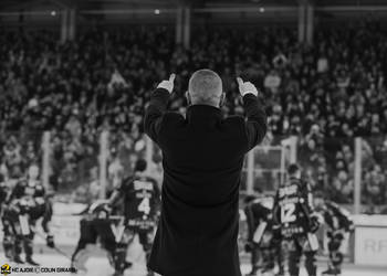 C.G Photographie, Colin Girard, HCA, HCAjoie, Hockey Club Ajoie, Levé de Maillot - Steven Barras, NL, National League, Porrentruy, Public, RAIFFEISEN ARENA, Saison 2023-24, Steven Barras, avant match, complicité, cop, cérémonie, hockey, kop, supporters